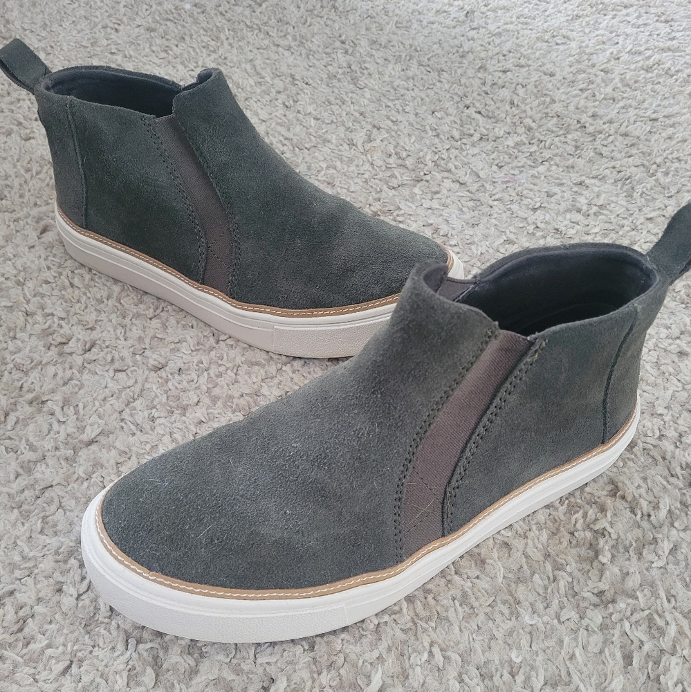 Tom's green suede shoes